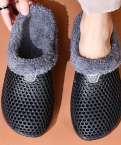 Men'S Solid Color Warm Hollowed Wooden Clogs, Featuring a Cozy Plush Lining, Lightweight And Comfortable Non-Slip Durable EVA Sole, Perfect for Garden Use, Indoor Home Slippers, Ideal Winter Footwear for Men.