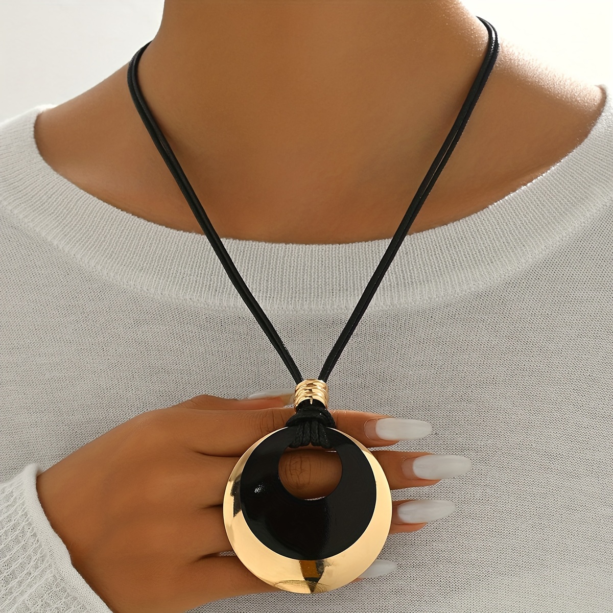 Vintage Style Simple Pendant Necklace for Women - Iron Geometric Hollow Disc Design with Adjustable Cord, No Mosaic, Versatile for Daily Wear