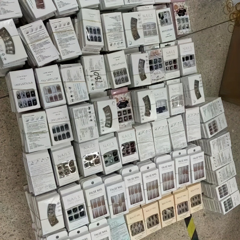 96pcs (4sets) Random Press On Nails Stylish Almond Shape Mixed Color Glossy Finish Middle Length Ideal for Women and Nail Art Essentials Glamorous Look Rhinestone Embellishments False Nails for Manicure